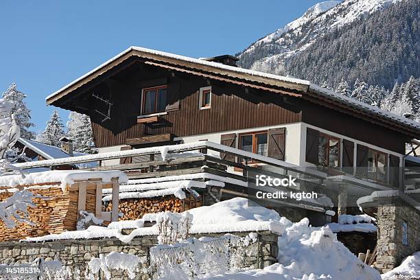 Cabana De Madeira Nos Alpes - Fotografias de stock e mais imagens de Casa - Casa, Chalé, Chamonix