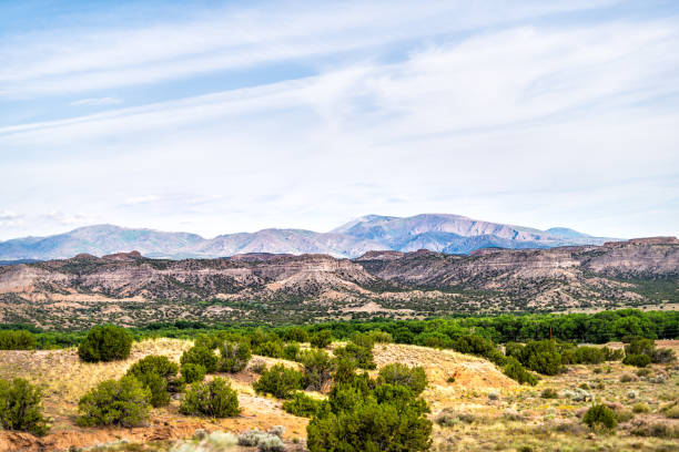 vista dalla strada statale 502 sull'area ricreativa di diablo canyon e sul monumento nazionale di bandelier nella contea di santa fe, nuovo messico - bandelier national monument foto e immagini stock