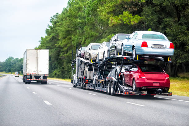 transport ciężarówek do przewozu przyczep, transport komercyjny ciągnący nowe samochody do salonu samochodowego na autostradzie na florydzie - semi auto zdjęcia i obrazy z banku zdjęć