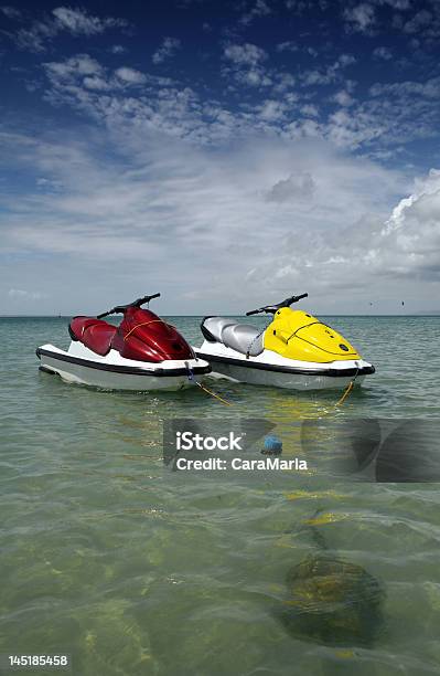 Photo libre de droit de Eau Des Scooters banque d'images et plus d'images libres de droit de Faire du jet-ski - Faire du jet-ski, Caractéristiques côtières, Grand groupe d'objets