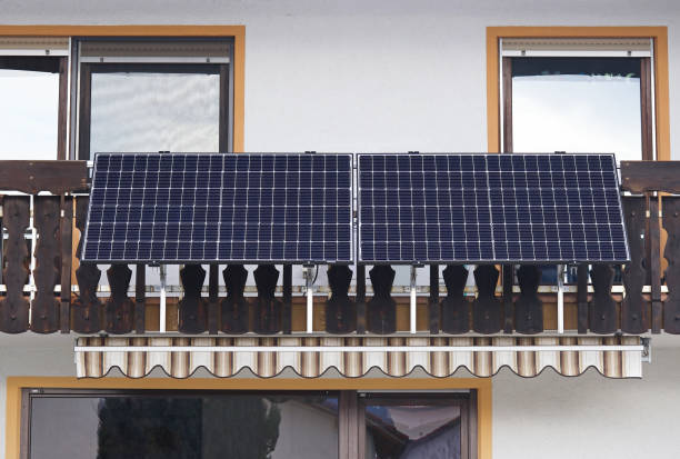una planta de energía de balcón también es adecuada para casas antiguas - solar power station fotografías e imágenes de stock