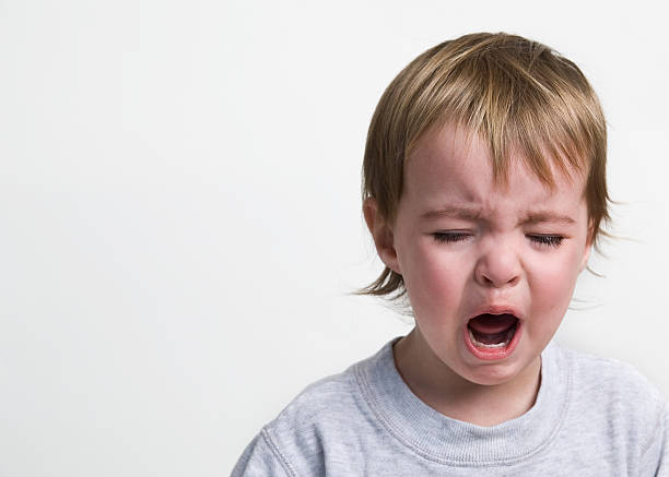 gritando para bebê - tantrum toddler child crying - fotografias e filmes do acervo