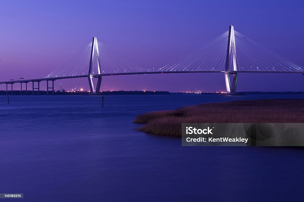 Река Купер Мост ночью Чарльстон, Южная Каролина - Стоковые фото Атлантический океан роялти-фри