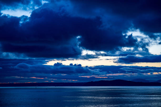 ピュージェット湾曇り秋の夕日 - water tranquil scene puget sound cloudscape ストックフォトと画像