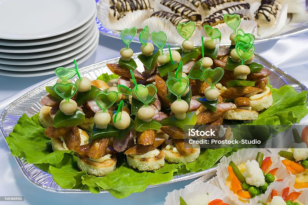 Service traiteur-buffet de sandwiches, saucisses sur salade - Photo de Aliment libre de droits