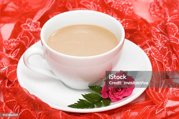 Branca Xícara De Café Com Rosa Vermelha - Fotografias de stock e mais imagens de Bebida - Bebida, Bebida Fresca, Branco