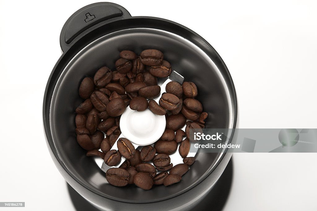 Macina-caffè con fagioli girato dall'alto - Foto stock royalty-free di Dentro