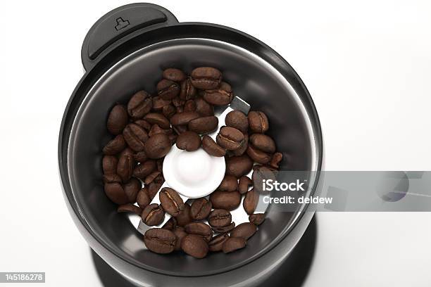 Macinacaffè Con Fagioli Girato Dallalto - Fotografie stock e altre immagini di Dentro - Dentro, Macina-caffè, Acciaio inossidabile