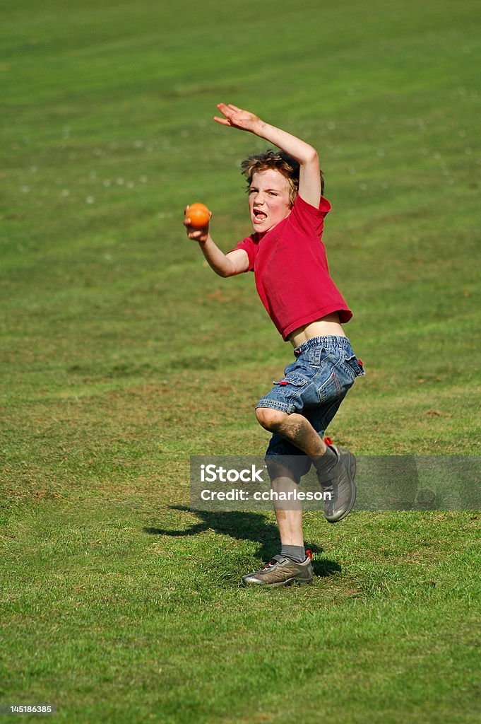 Menino jogando bola - Foto de stock de Arremessar royalty-free