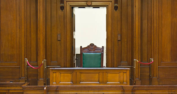 muy antiguos courtroom (1854 con los jueces silla - st georges hall fotografías e imágenes de stock