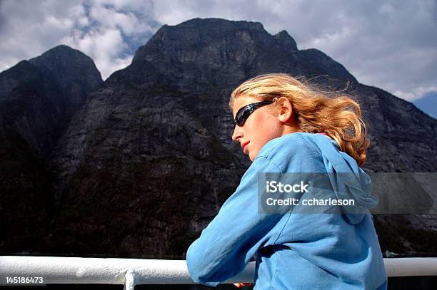 Girl Admire El Paisaje Del Barco Foto de stock y más banco de imágenes de Ferry - Ferry, Personas, 14-15 años