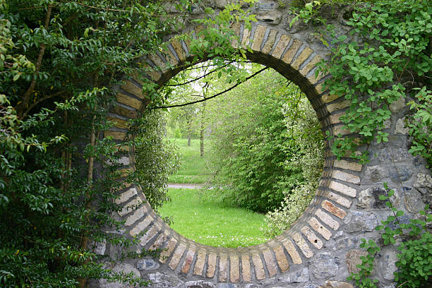 jardin secret - formal garden wall ornamental garden walled garden photos et images de collection