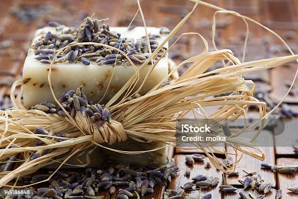 Lavanda Jabón Foto de stock y más banco de imágenes de Balneario - Spa - Balneario - Spa, Barra de jabón, Baño