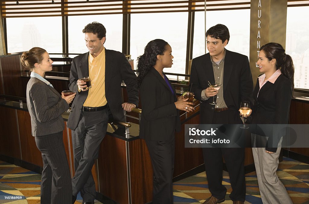 Pessoas de negócios no bar. - Foto de stock de Negócios royalty-free
