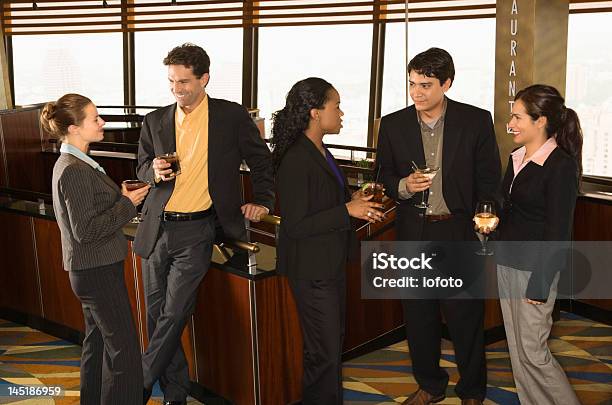 Foto de Pessoas De Negócios No Bar e mais fotos de stock de Negócios - Negócios, Coquetel, Happy Hour