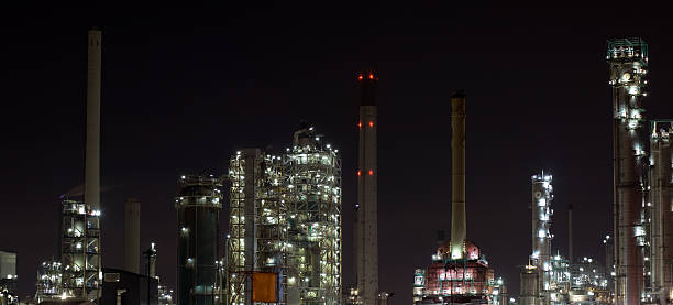 Rafineria ropy naftowej w nocy sceneria – zdjęcie