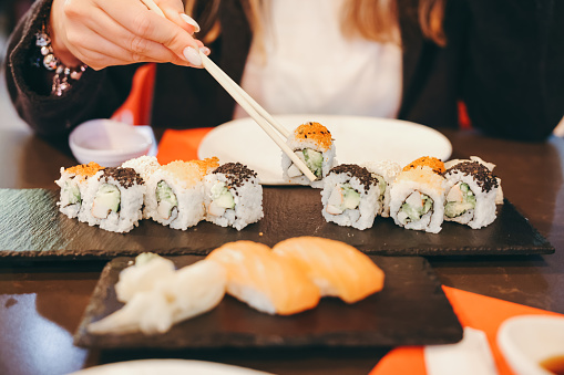 Hand-rolled sushi that you eat by wrapping your favorite ingredients can be exciting even if you eat it at home like a party