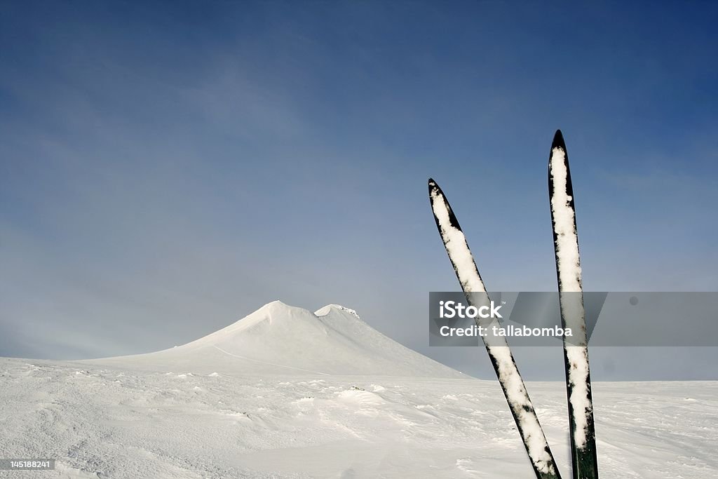 Esquis e Mt. Stadjan - Foto de stock de Dalarna royalty-free
