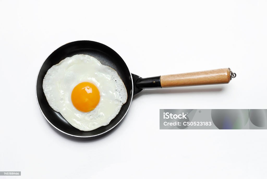 Huevo frito en un pan de Vista cenital sobre fondo blanco. - Foto de stock de Huevo frito libre de derechos