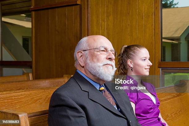 Biały Człowiek Starszy I Młoda Kobieta Siedzi W Kościół Ławka W Kościele - zdjęcia stockowe i więcej obrazów 60-64 lata