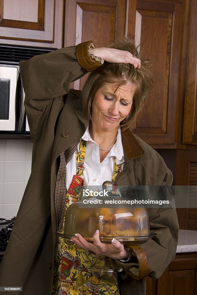 Frau in der Küche mit Kuchen - Lizenzfrei Besorgt Stock-Foto