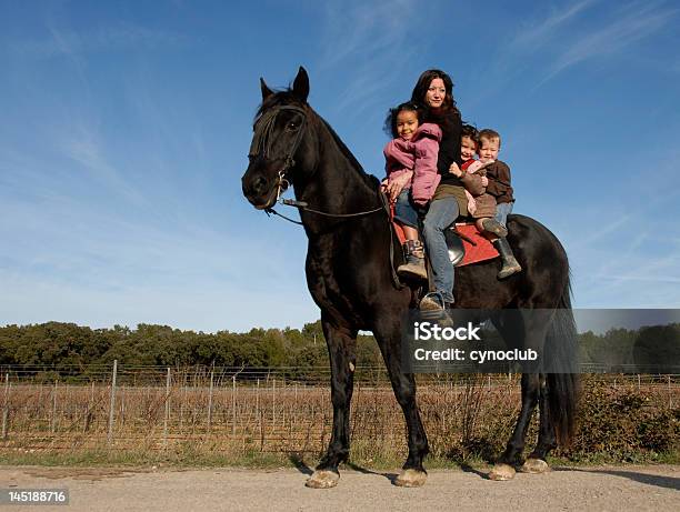 Riding Familia Foto de stock y más banco de imágenes de Chica adolescente - Chica adolescente, Equitación, Niñas