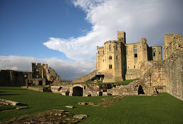 warkworth castle - warkworth castle stock-fotos und bilder