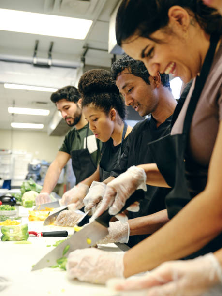 Studenci kulinarni w kuchni komercyjnej – zdjęcie