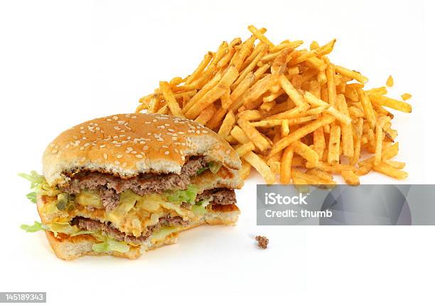 Mezza Mangiare Hamburger E Patatine Fritte - Fotografie stock e altre immagini di Abbondanza - Abbondanza, Alimentazione non salutare, Bianco