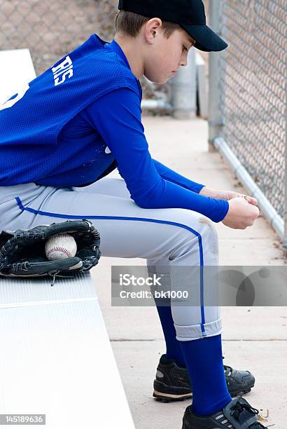 Jovem Jogador De Basebol - Fotografias de stock e mais imagens de Azul - Azul, Azul Real, Banco - Assento