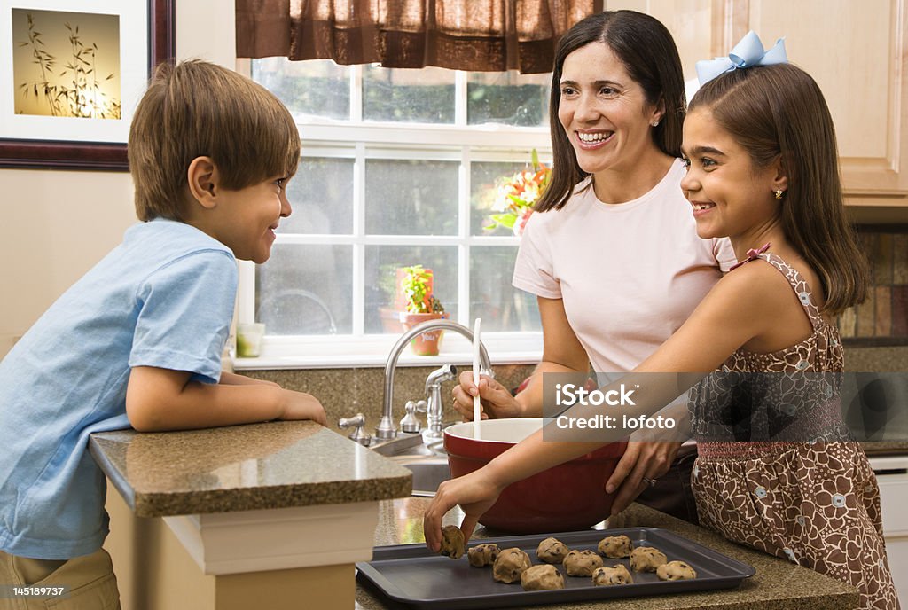 Familie machen cookies. - Lizenzfrei 2-3 Jahre Stock-Foto