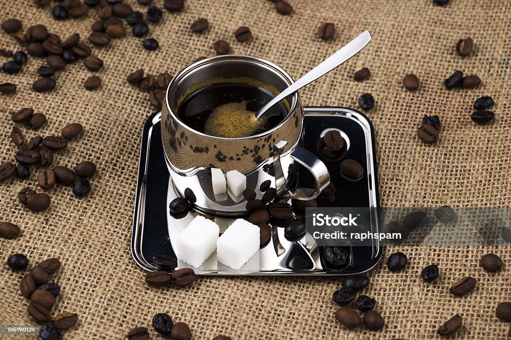 Taza de café y granos - Foto de stock de Asado - Alimento cocinado libre de derechos