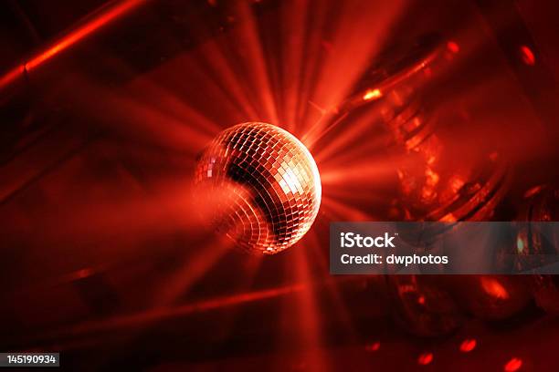 Rote Glitzernde Discoball Stockfoto und mehr Bilder von Abendball - Abendball, Beleuchtet, Blau
