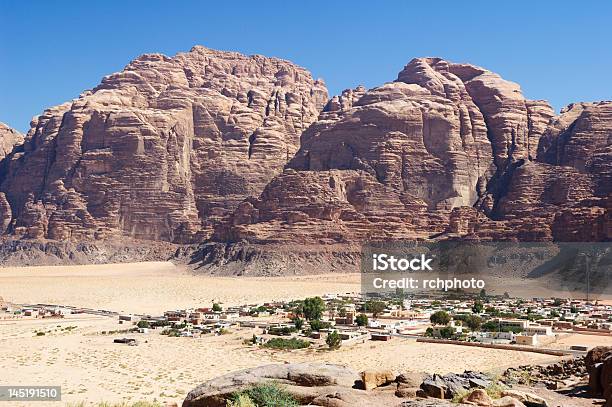 Wadi Rumdorf Stockfoto und mehr Bilder von Wadi Rum - Wadi Rum, Arabische Halbinsel, Jordanien