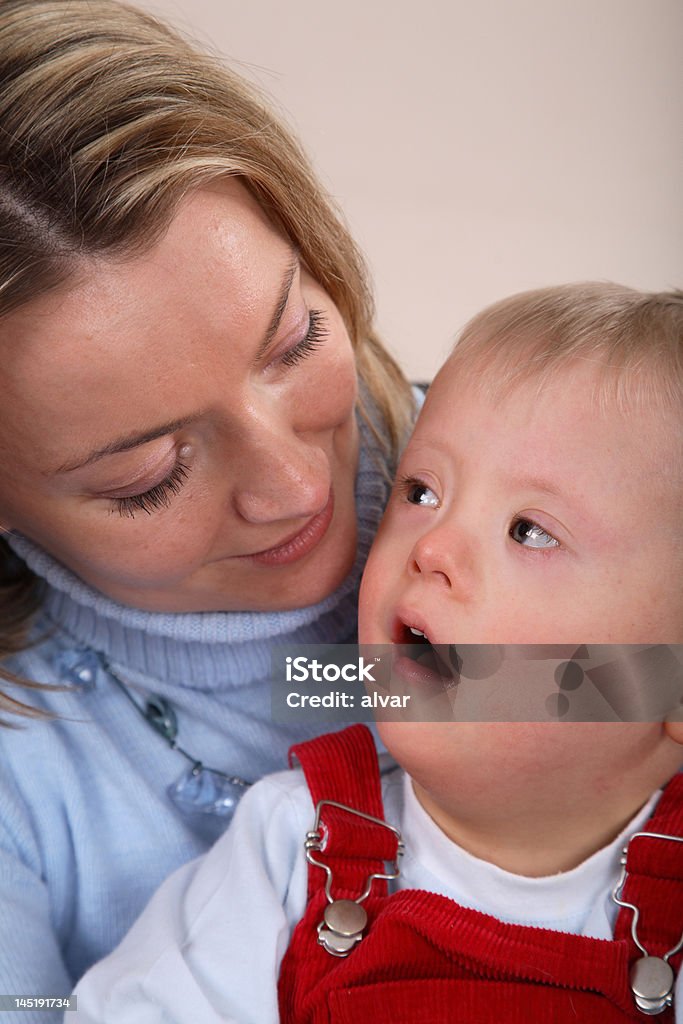 Ragazzo con sindrome di Down e madre - Foto stock royalty-free di Accudire