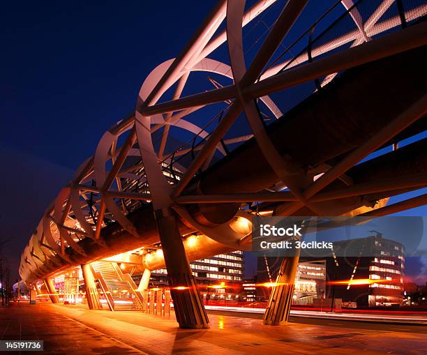 Foto de Linha De Bonde Elevado e mais fotos de stock de Abaixo - Abaixo, Arquitetura, Aço