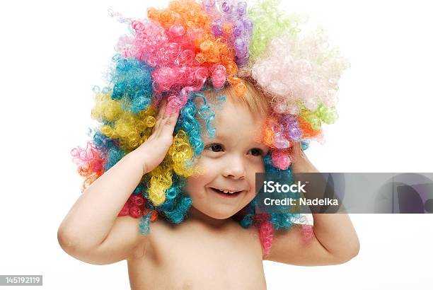Kleine Junge In Farbenfrohen Hellen Perücke Die Seinen Kopf Lachen Stockfoto und mehr Bilder von Kind