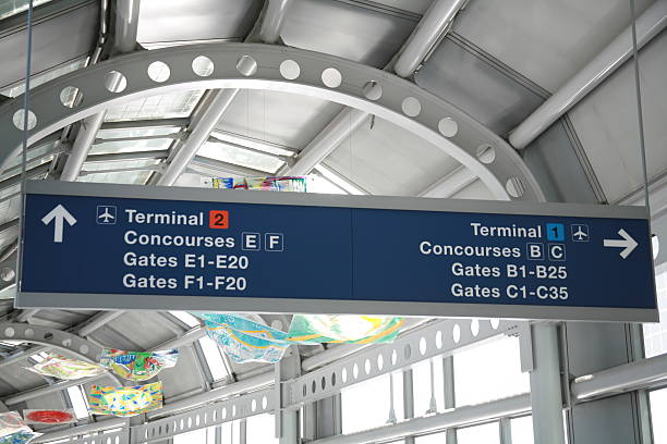 panneau du terminal - airport usa business ohare airport photos et images de collection