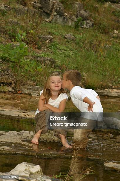 Foto de Irmãos Kiss e mais fotos de stock de Alegria - Alegria, Aluno de Jardim de Infância, Amor