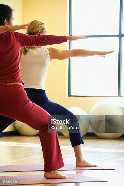 Erwachsene Frauen In Yogaklasse Stockfoto und mehr Bilder von Aktiver Lebensstil - Aktiver Lebensstil, Dehnen, Entspannungsübung