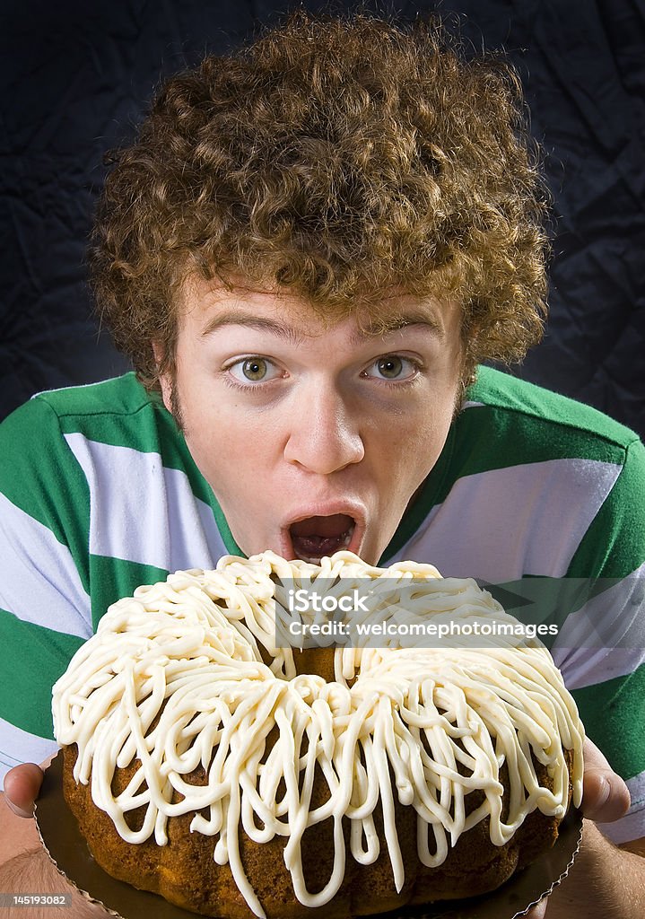 남자 먹는 케이크 - 로열티 프리 번트 케이크 스톡 사진