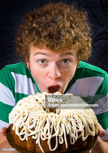 남자 먹는 케이크 번트 케이크에 대한 스톡 사진 및 기타 이미지 - 번트 케이크, 건강에 좋지 않은 음식, 곱슬 머리