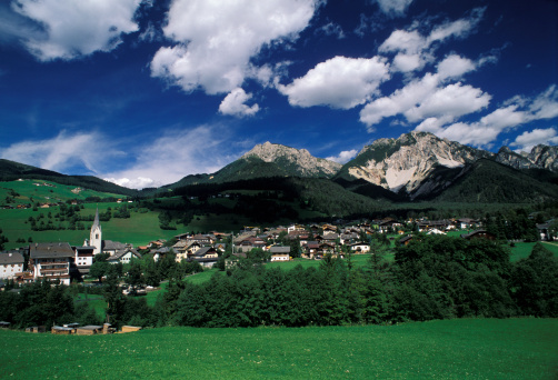 Gruyères, Suisse - Mai 2022, vue extérieur de la Chocolaterie suisse Maison Cailler qui accueille un musée sur le chocolat et sa fabrication.