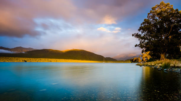 piękny krajobraz wschodu słońca nad jeziorem te anau - mountain scape zdjęcia i obrazy z banku zdjęć