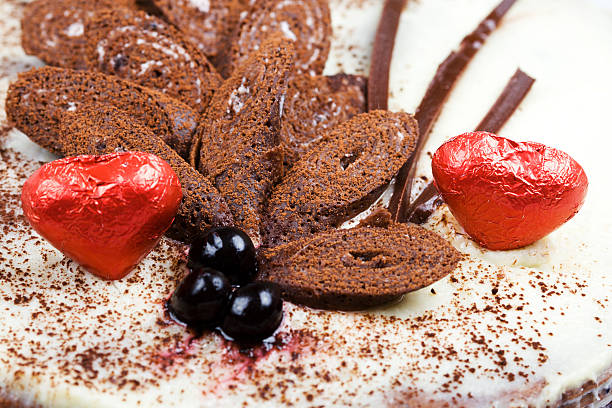 Sabroso pastel de palma con dos corazones rojos - foto de stock