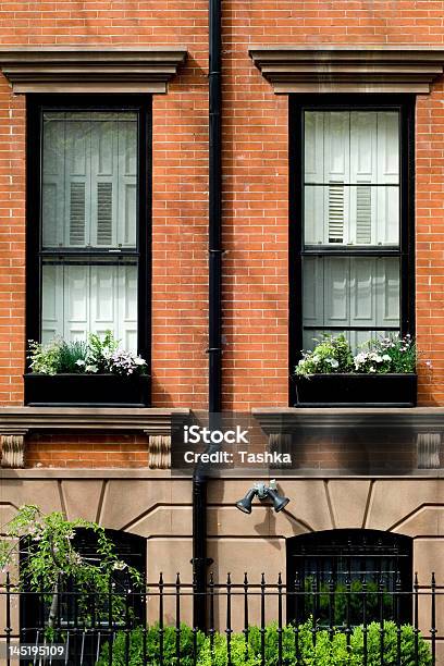 Wiosna W Brooklyn - zdjęcia stockowe i więcej obrazów Brunatny piaskowiec - Brunatny piaskowiec, Okno, Brooklyn - Nowy Jork