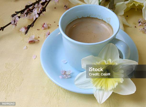 Tazza Di Caffè Con Fiori - Fotografie stock e altre immagini di Bocciolo - Bocciolo, Bouquet, Caffè - Bevanda