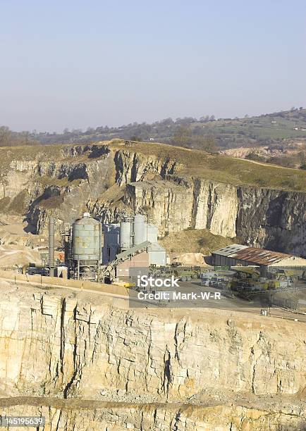 Photo libre de droit de Quarrying Derbyshire En Angleterre banque d'images et plus d'images libres de droit de Adulte - Adulte, Bulldozer, Caillou