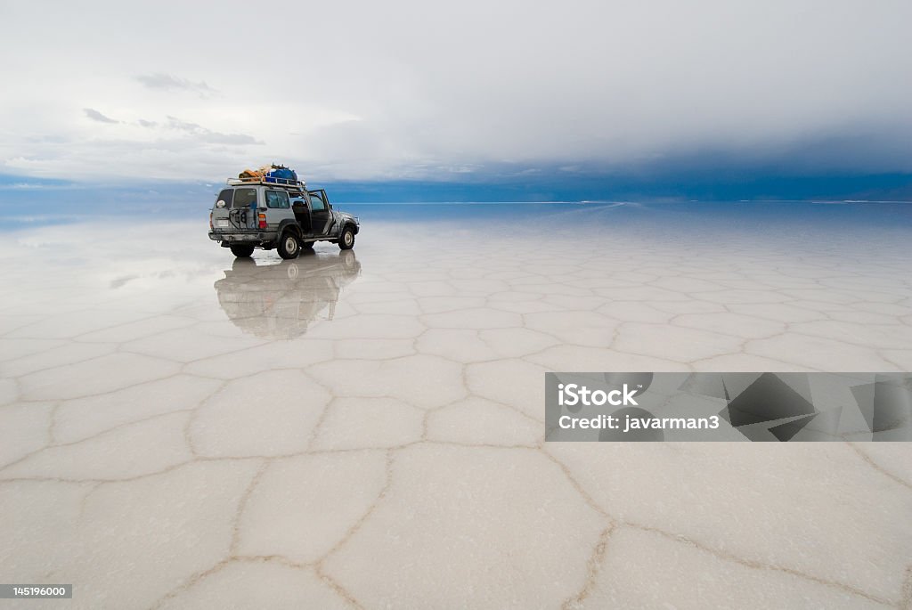 jeep w salt lake salar de uyuni, Boliwia - Zbiór zdjęć royalty-free (Samochód terenowy)