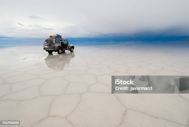 Jeep W Salt Lake Salar De Uyuni Boliwia - zdjęcia stockowe i więcej obrazów Samochód terenowy - Samochód terenowy, Droga gruntowa, 4x4